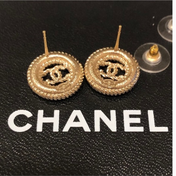 🌼 🏖️☀️SUMMER SALE☀️🏖️ Chanel CC Caged Earrings in GHW - Picture 3 of 7